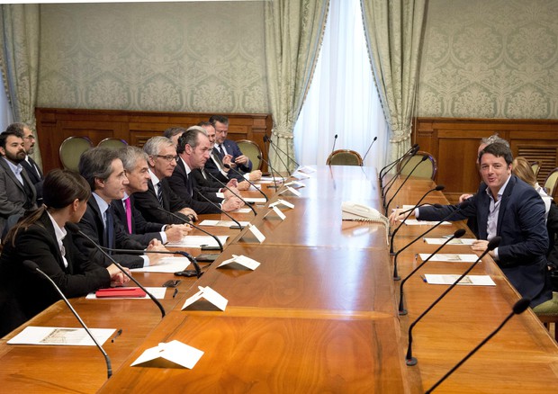 Il premier Matteo Renzi durante l'incontro con i governatori delle Regioni  ANSA/BARCHIELLI/ATTILI/UFFICIO STAMPA CHIGI (ANSA)