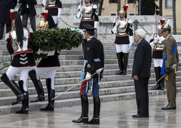 Mattarella depone una corona a Roma all'Altare della Patria © ANSA