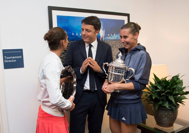 Matteo Renzi con Pennetta e Vinci dopo finale Us Open, dal suo profilo facebook (ANSA)