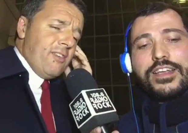 Renzi canta per Radio Rock © ANSA