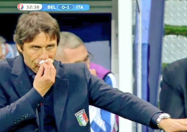 Conte si fa male per esultare dopo gol Giaccherini (Fermo immagine da Sky Sport) (foto: Ansa)