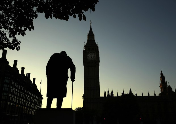 La statua di Winston Churchill sullo sfondo Houses of Parliament © AP