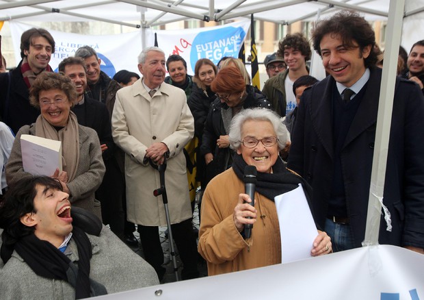 In piazza Montecitorio dopo il voto al Senato. Da sinistra: Marco Gentili, copresidente ass. Luca Coscioni, Mina Welby, Marco Cappato, presidente ass. Luca Coscioni © ANSA