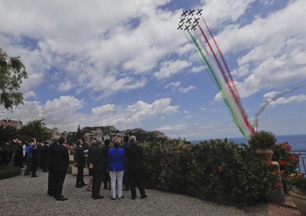 Frecce Tricolori sorvolano Taormina (foto: AP)