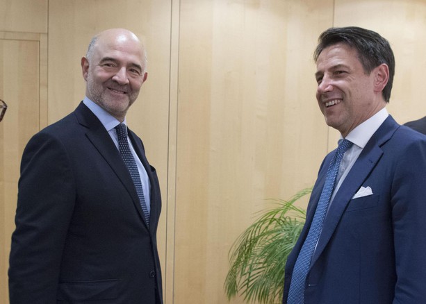 Il ministro dell'Economia Giovanni Tria ,il commissario Ue per gli affari economici Pierre  Moscovici, e il presidente del Consiglio Giuseppe Conte (archivio) (ANSA)