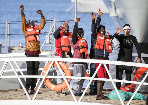 Lo sbarco dei migranti delle due ong a Malta (ANSA)