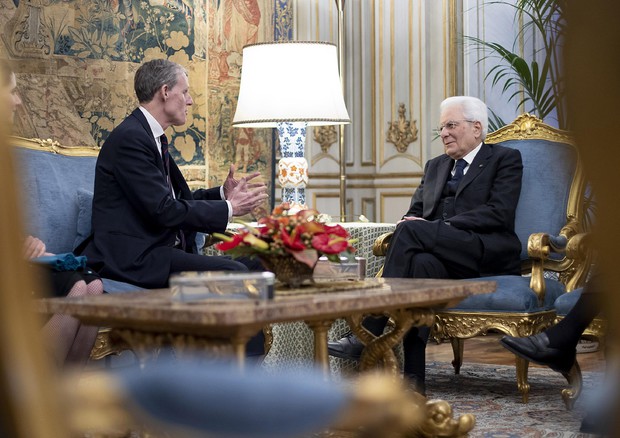 Il presidente della Repubblica, Sergio Mattarella, con l'ambasciatore di Francia, Christian Masset, al Qurinale ANSA/PAOLO GIANDOTTI/UFFICIO STAMPA QUIRINALE (ANSA)