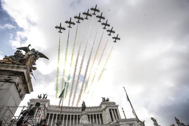 Il Passaggio Delle Frecce Tricolori Sull Altare Della Patria Friuli