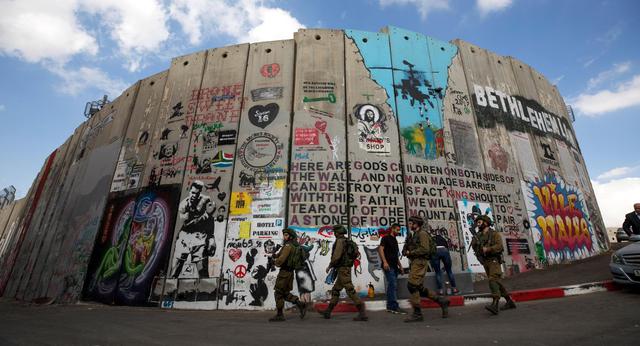 Murales Lungo La Barriera Che Separa Israele Dalla Palestina ...