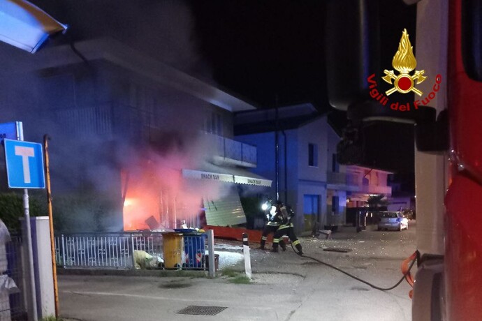 Scoppio Con Successivo Incendio Disruggono Bar Nel Trevigiano Notizie