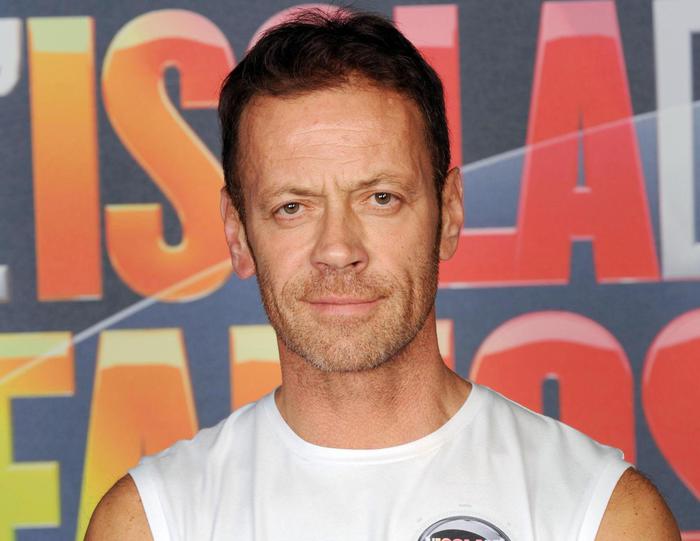 Rocco Siffredi si salva spogliandosi all'Isola dei Famosi.Crescono gli...