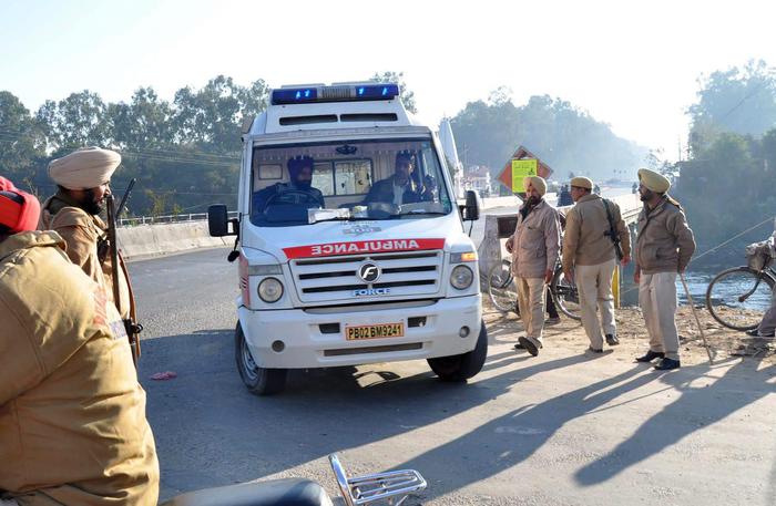 India Crolla Tetto Fermata Bus 9 Morti Asia ANSA