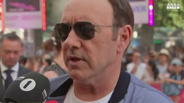 Kevin Spacey Annuncia Sono Gay E Si Scusa Per Aver Molestato Un