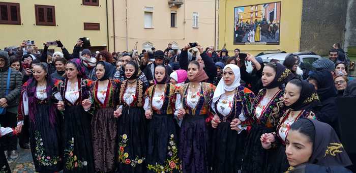 Cento Donne Di Orune Sfilano Contro La Violenza Di Genere Aspen Ansa It