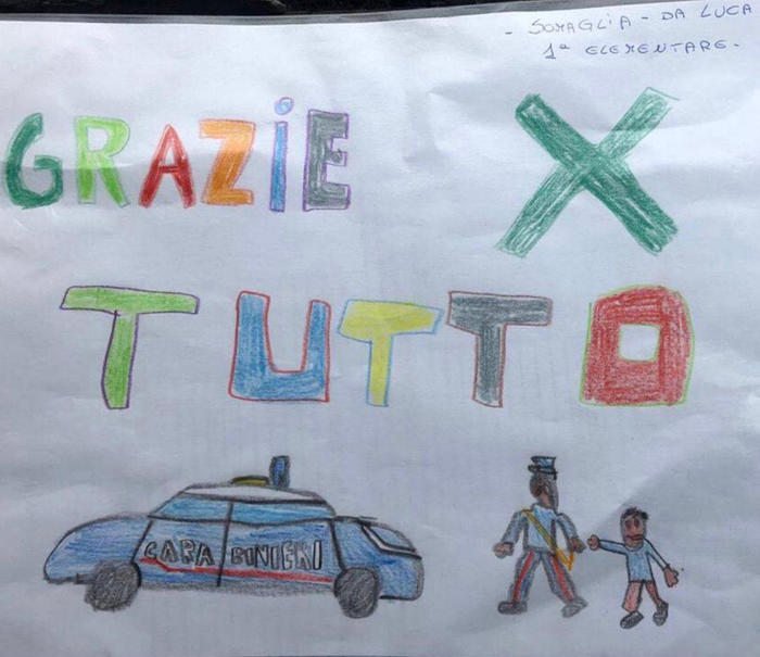 Grazie Per Tutto Il Disegno Di Un Bimbo Ad Un Varco Della Zona Rossa Lombardia Ansa It