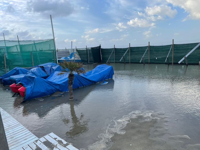 Maltempo Vento Forte A Viareggio Mare Arriva Alle Cabine Notizie