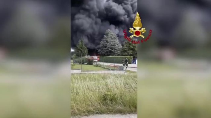 Incendio In Una Fabbrica Di Vernici Case Evacuate Nel Torinese