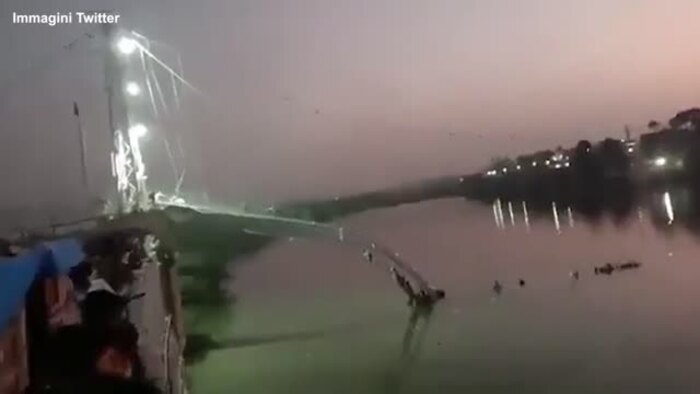 India Crolla Un Ponte Nel Gujarat Almeno I Morti Mondo Ansa It