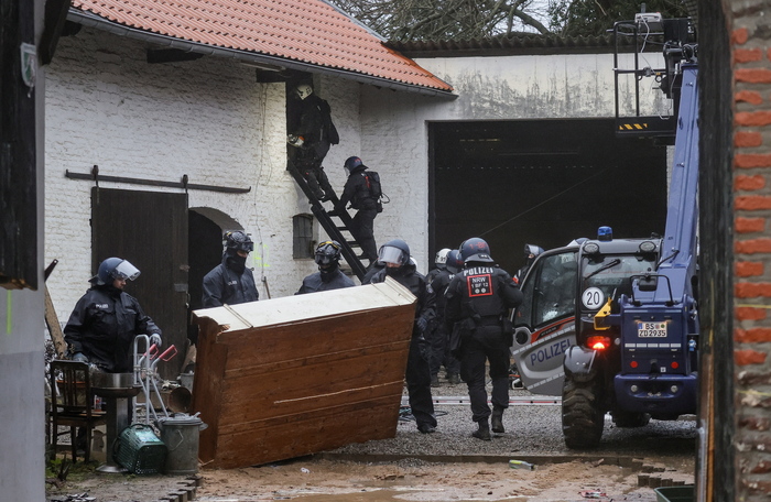 Polizia Sgombera Gli Ambientalisti A Luetzerath In Germania