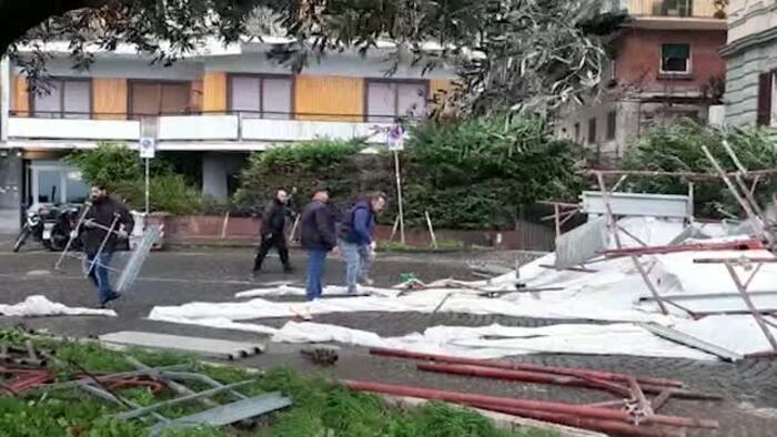 Tempesta Di Vento A Napoli Crollano Un Albero E Un Impalcatura