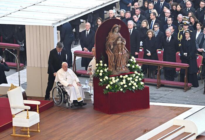 L Addio A Benedetto Xvi Papa Francesco Arrivato In Piazza Per I