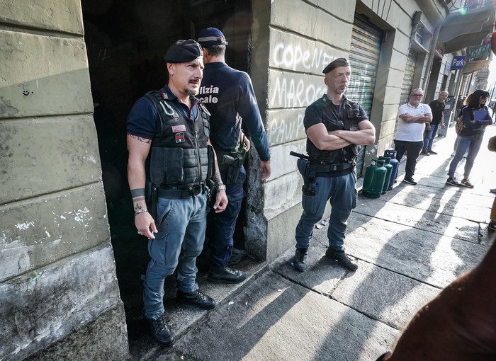 Torino Blitz Forze Dell Ordine Al Palazzo Dello Spaccio Primopiano