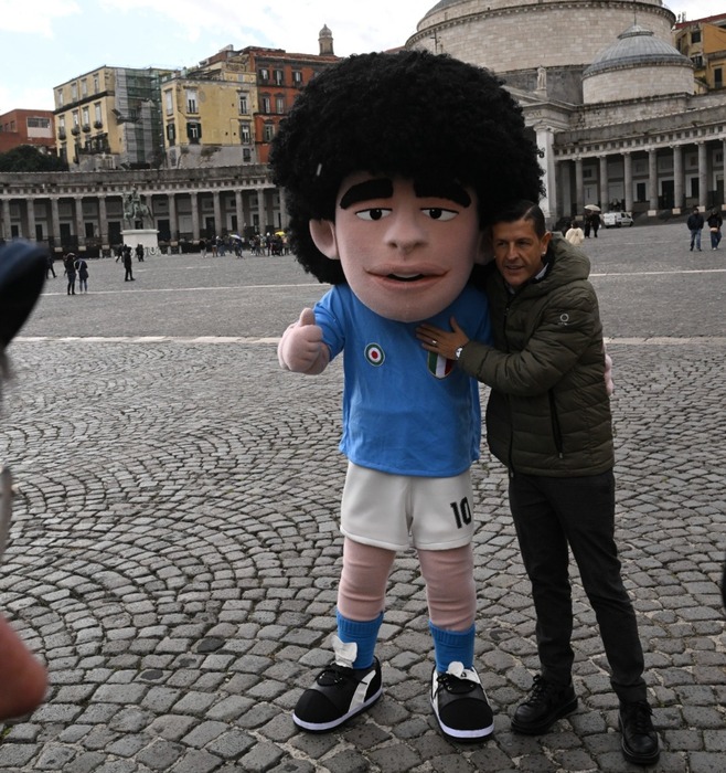 Napoli 3 Anni Fa Addio A Maradona Mascotte E Luci Allo Stadio Gloo