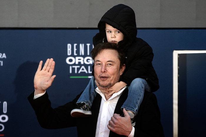 Elon Musk Ad Atreju 2023 Sul Palco Con Il Figlio Notizie Ansa It