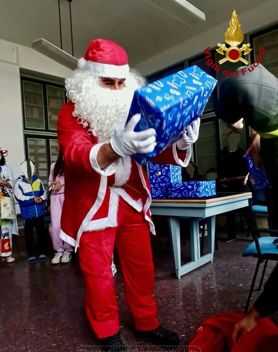 A Sassari Arriva Il Babbo Natale Dei Vigili Del Fuoco Notizie Ansa It