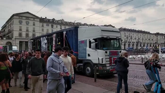 Per La Street Rave Parade In Centinaia In Piazza A Torino Italia