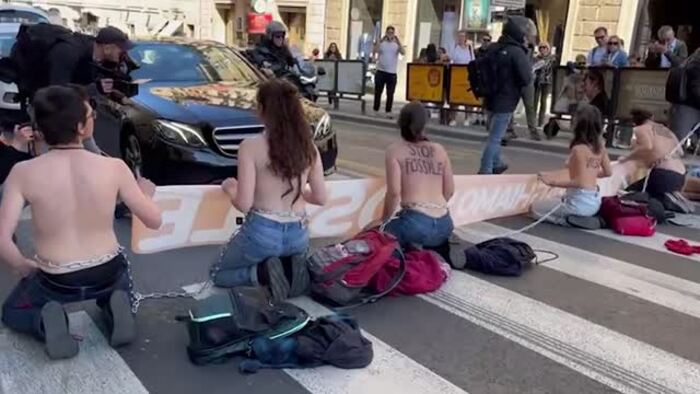 Blitz Di Ultima Generazione A Roma Semi Nudi Bloccano Via Del Tritone