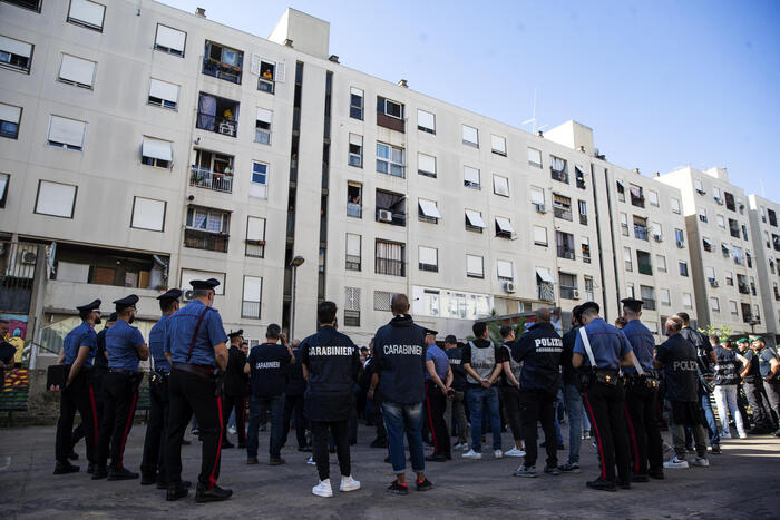 Controlli Interforze A Tor Bella Monaca In Periferia A Roma Notizie