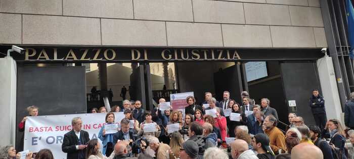 Flash Mob In Tribunale Genova Per Ricordare Suicidi In Cella Notizie