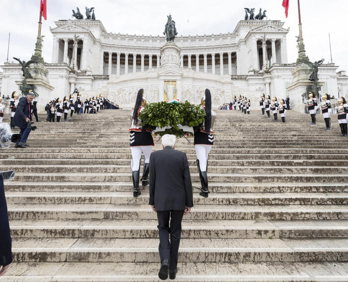 Giugno Mattarella Depone La Corona D Alloro All Altare Della Patria