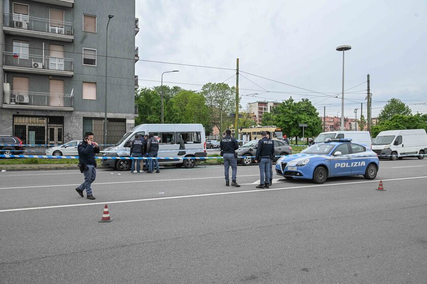 Giovane ucciso per strada a colpi di pistola a Milano