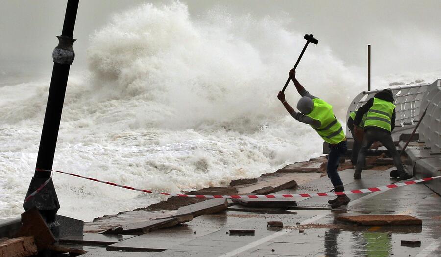 Il Mare In Tempesta Danneggia Le Coste A Beirut Curiosita Ansa It