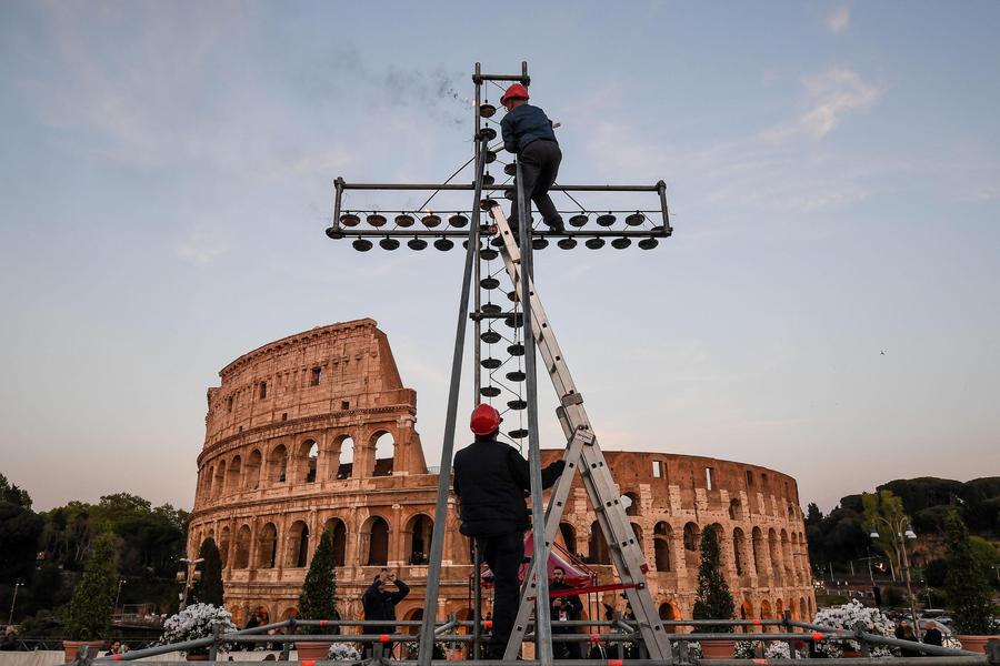 La Via Crucis Del Papa Al Colosseo Primopiano Ansa It