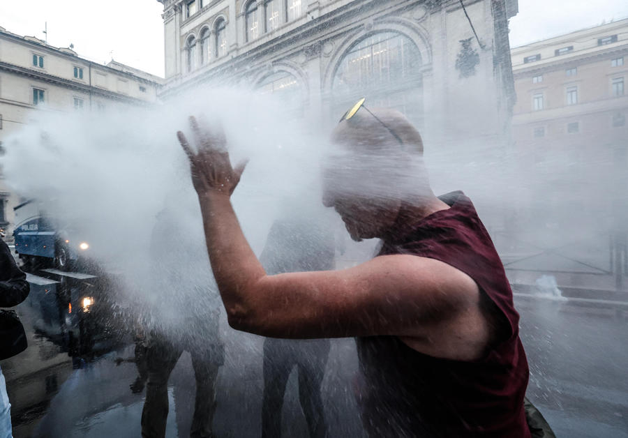 No Green Pass In Piazza Guerriglia A Roma 12 Arresti LE FOTO