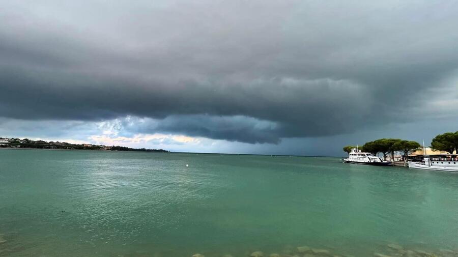 Tromba D Aria Sul Lago Di Garda Foto Del Giorno Ansa It