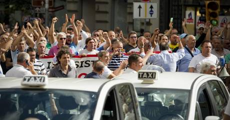 Taxi fermi a Napoli, protesta contro 'caro assicurazioni'