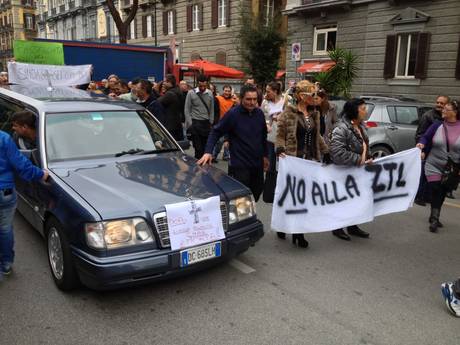 Crollo palazzo Napoli:protesta con bara