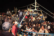 Lampedusa: barcone contro scogli, 500 migranti in mare, salvati