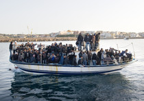 Profughi a bordo di un barcone provenienti dalla Tunisia