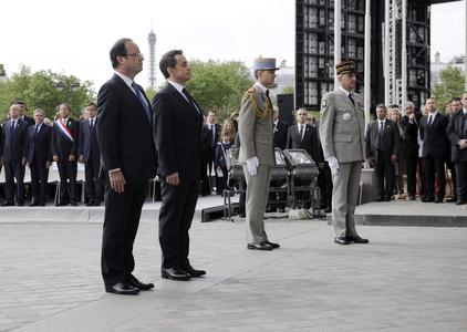 Francois Hollande e Nicolas Sarkozy rendono omaggio al monumento al milite ignoto a Parigi, nel corso delle celebrazioni per l'8 maggio, anniversario della vittoria nella II guerra mondiale