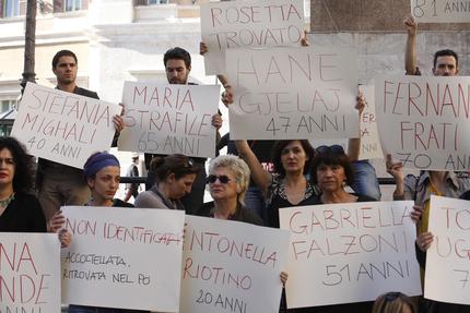 Un flash mob a Roma contro la violenza sulle donne: sui cartelli i nomi delle donne uccise da inizio anno