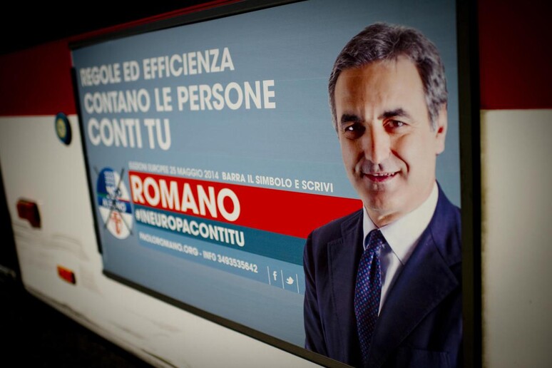 Un manifesto elettorale di Paolo Romano - RIPRODUZIONE RISERVATA