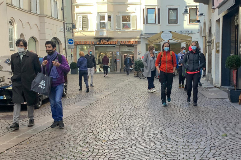 Persone nel centro di Bolzano - RIPRODUZIONE RISERVATA