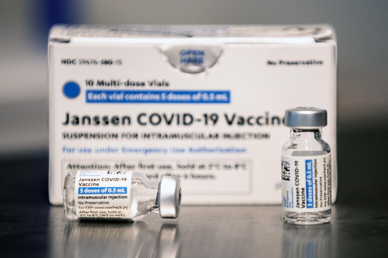 Il vaccino anticovid J&amp;J © ANSA/EPA