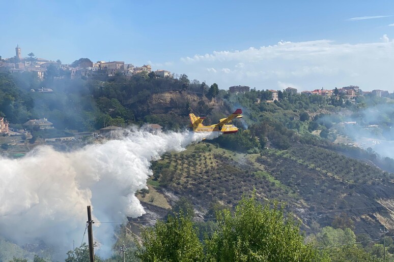 Incendi Fiamme In Area Terme Di Agnano Alta Colonna Di Fumo Notizie