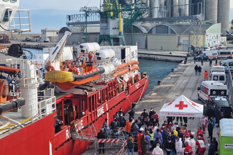 Nave Ocean Viking Arrivata In Porto Di Bari Con Migranti Notizie